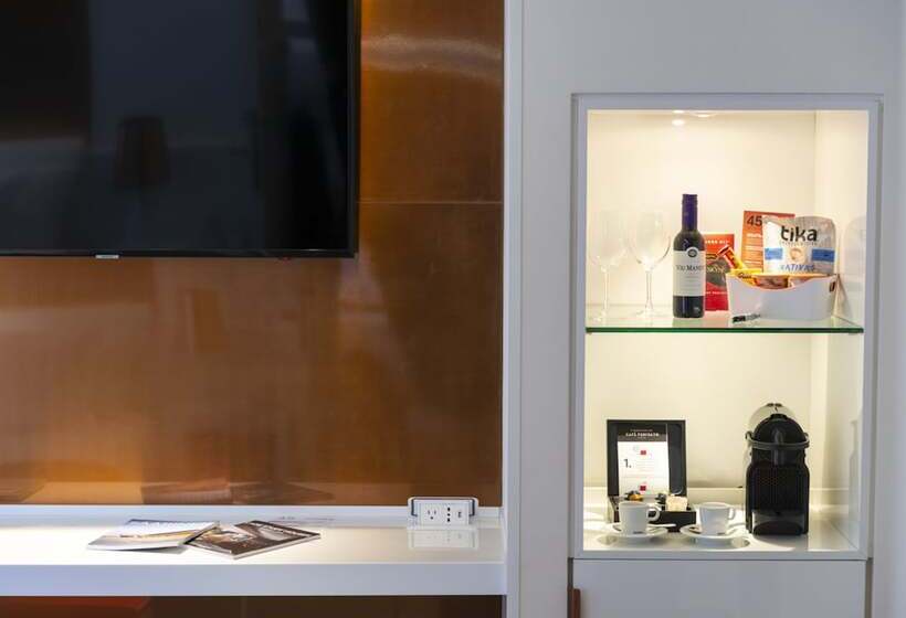 חדר סופריור, 45 By Director