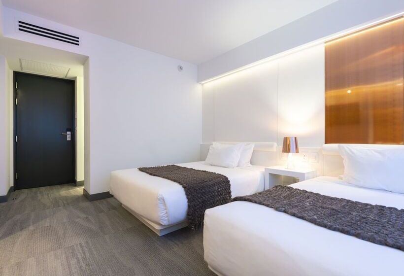 חדר סופריור, 45 By Director