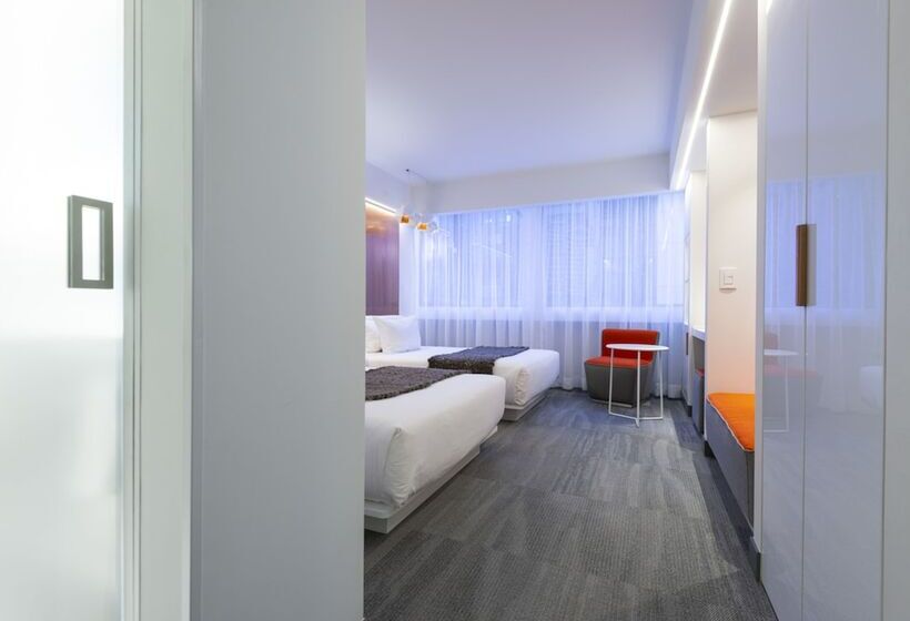 חדר סופריור, 45 By Director