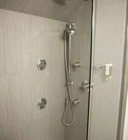 سوئیت با تخت بزرگ, Admiral Inn Mississauga