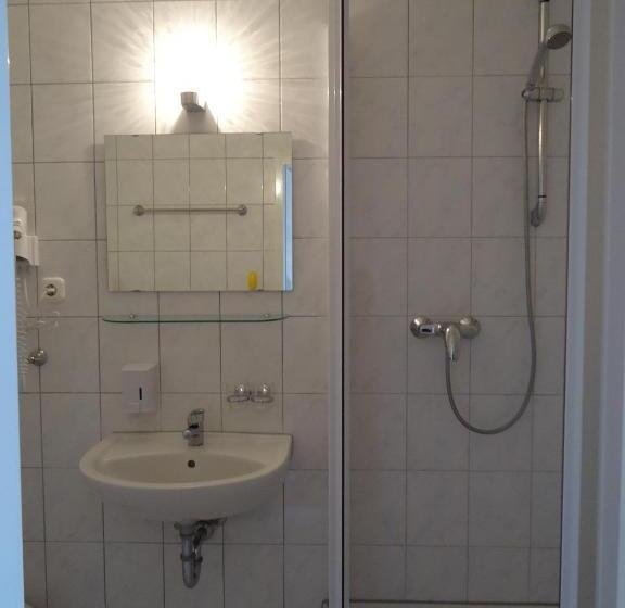 اتاق خانوادگی, Aster An Der Messe