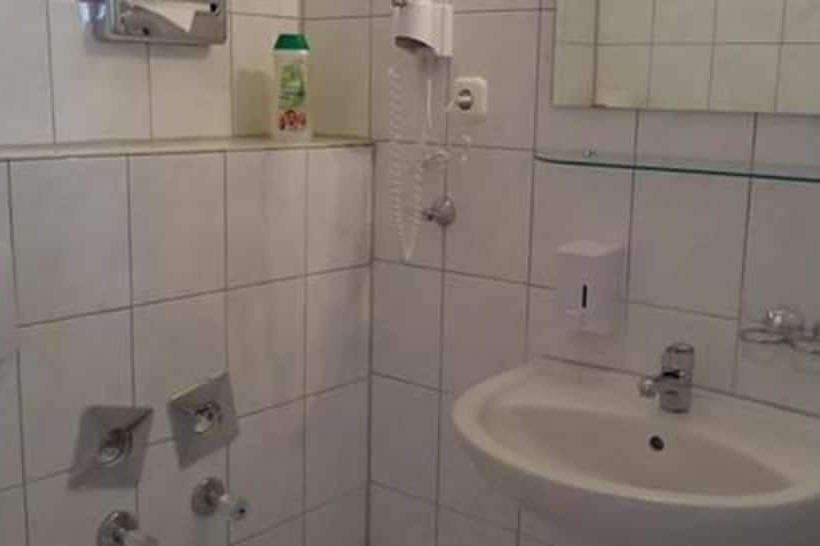 اتاق استاندارد یک نفره, Aster An Der Messe