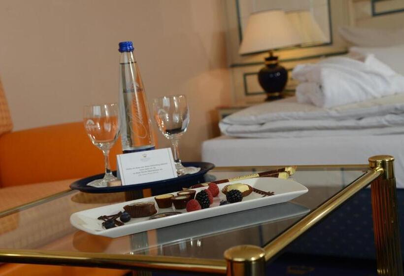 デラックスルーム, The Monarch