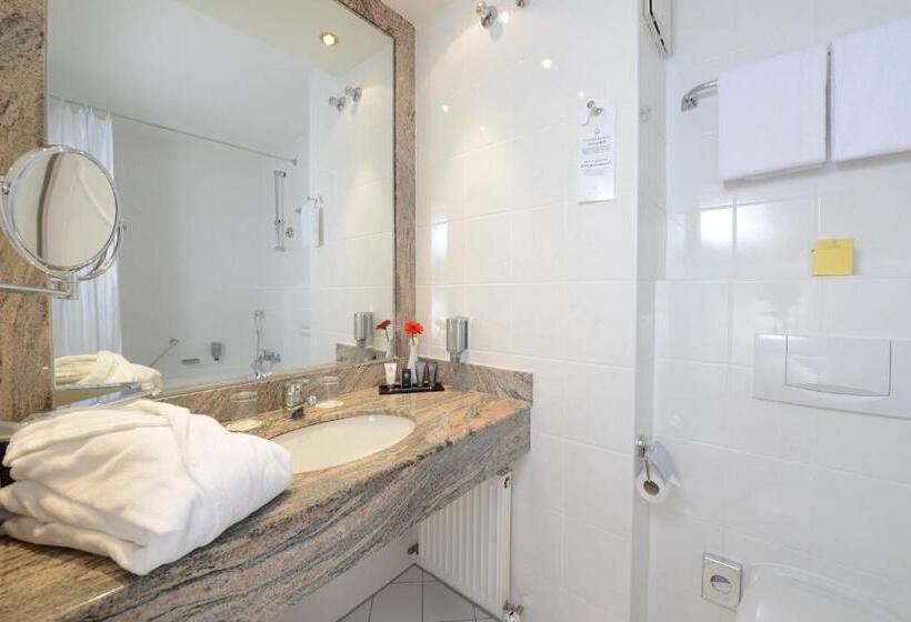 デラックスルーム, The Monarch