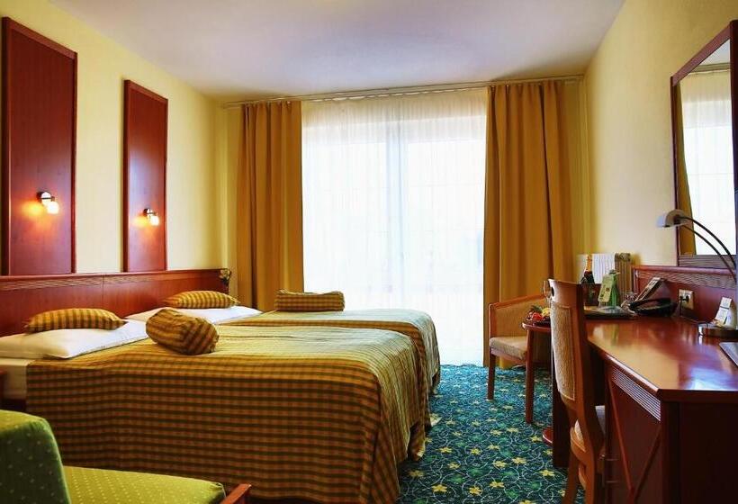 اتاق استاندارد سه نفره, Primavera Hotel & Congress Centre