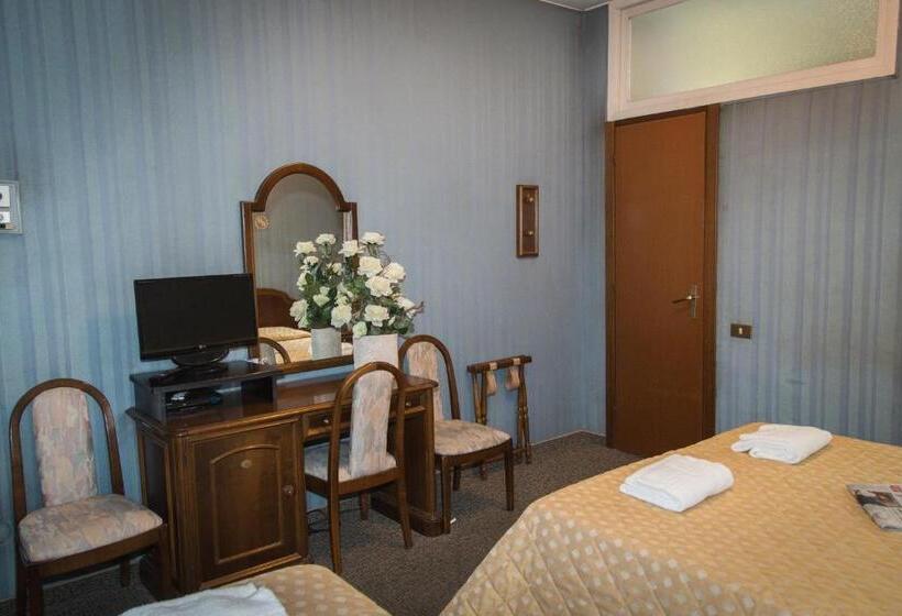 اتاق استاندارد سه نفره, Accursio