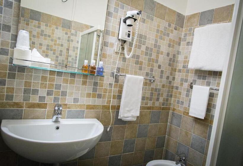 اتاق اکونومی, Accursio