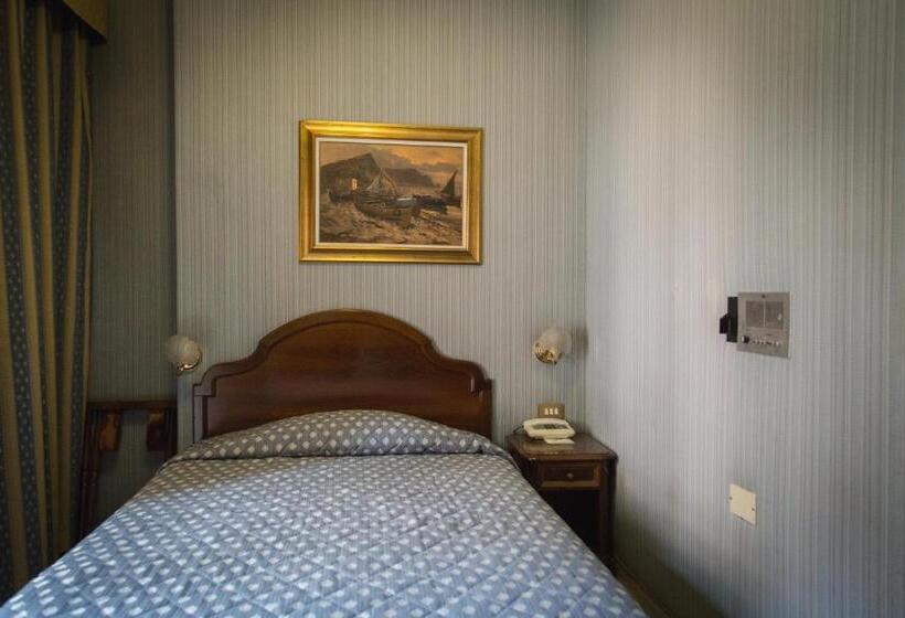 اتاق اکونومی, Accursio