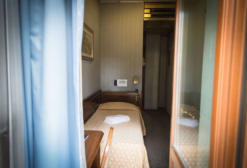 اتاق استاندارد یک نفره, Accursio