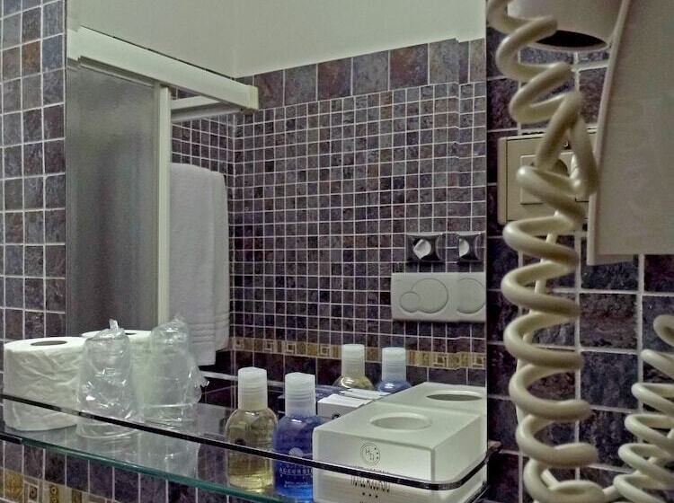 اتاق استاندارد سه نفره, Accursio