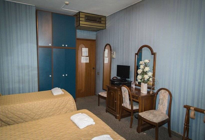 اتاق استاندارد سه نفره, Accursio