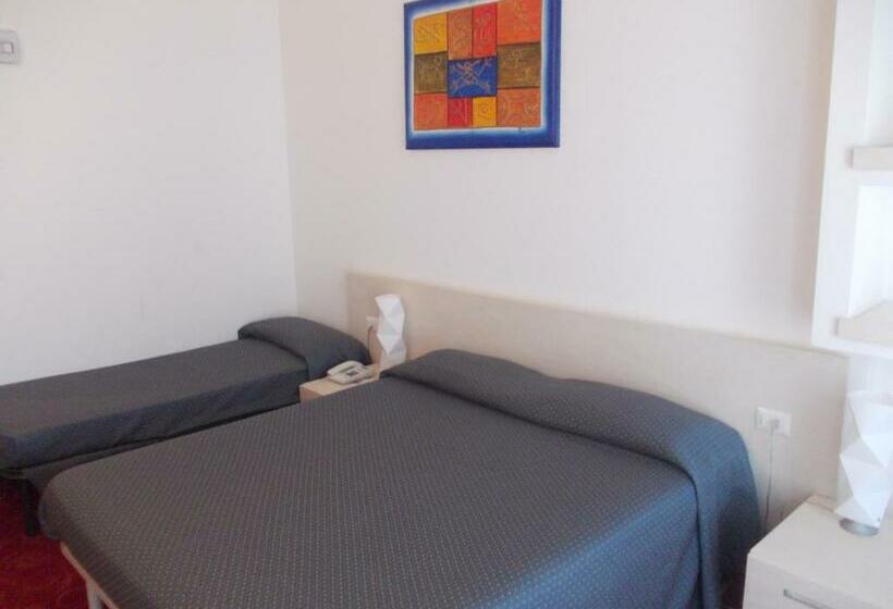 חדר סטנדרט לשלושה, Croce Bianca