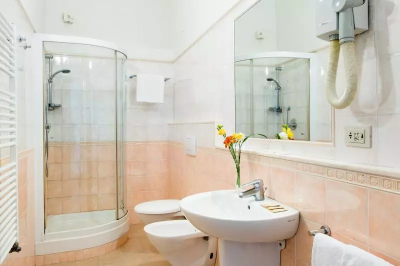 Economy Triple Room, Fiorita