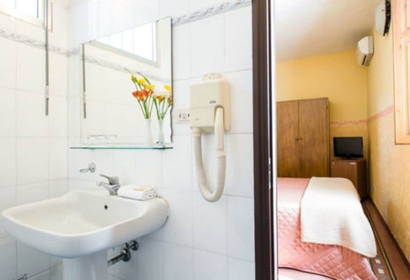 Economy Quadruple Room, Fiorita