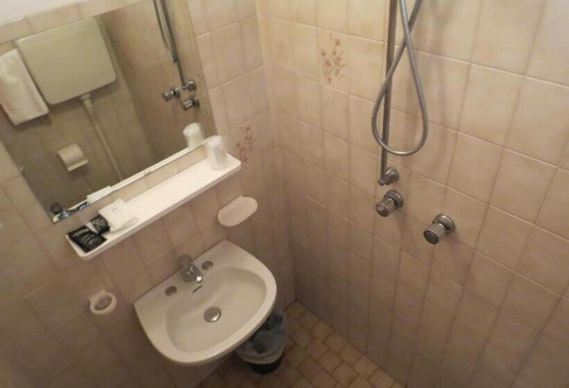 Economy Triple Room, Gemini