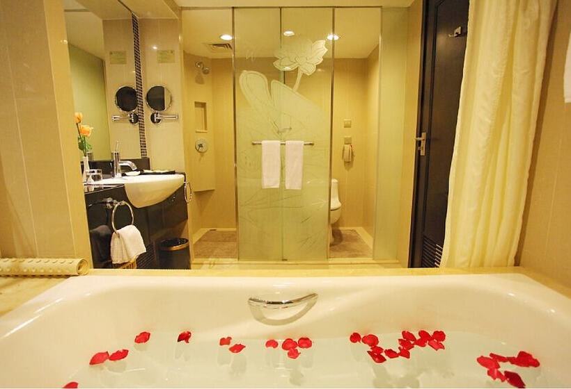 デラックスルーム, Landmark International