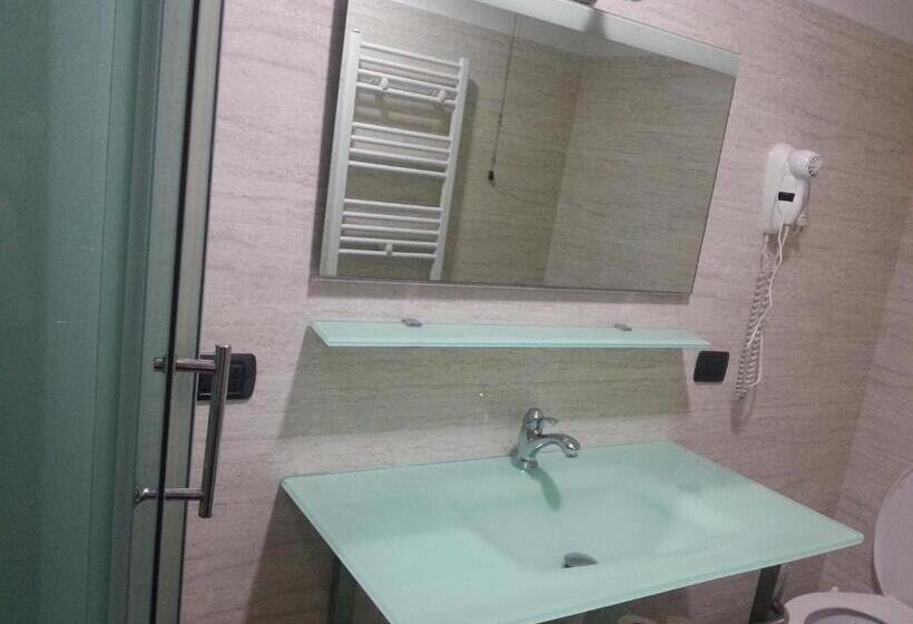 Üç Kişilik Standart Oda, Le Tre Stazioni