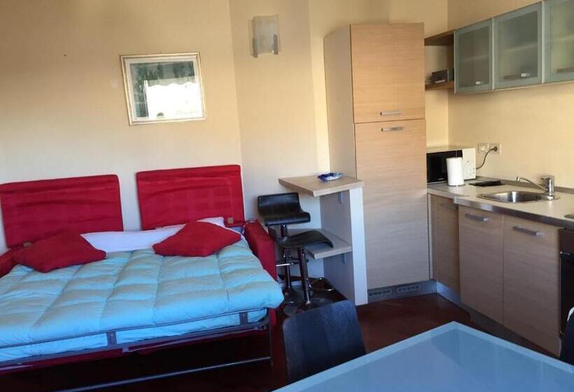 Standart Stüdyo, Le Tre Stazioni