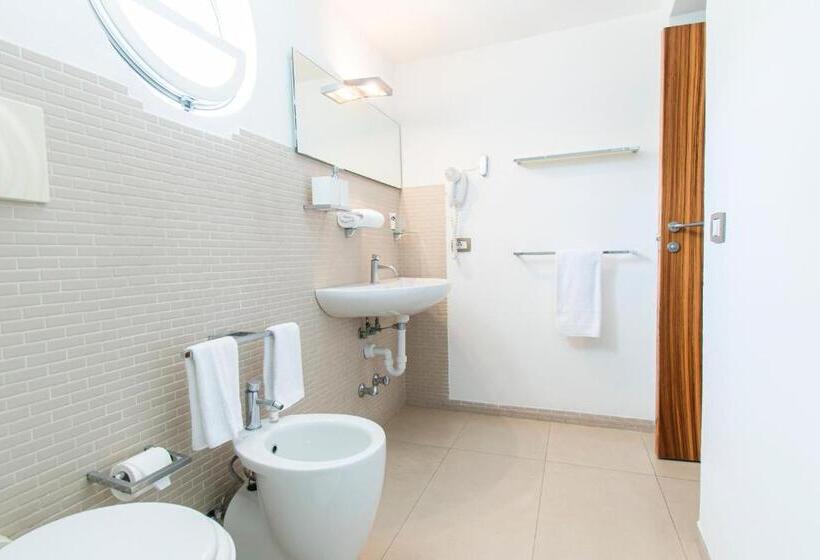 غرفة كلاسيكية رباعية, Marina 10 Design Hotel & Spa