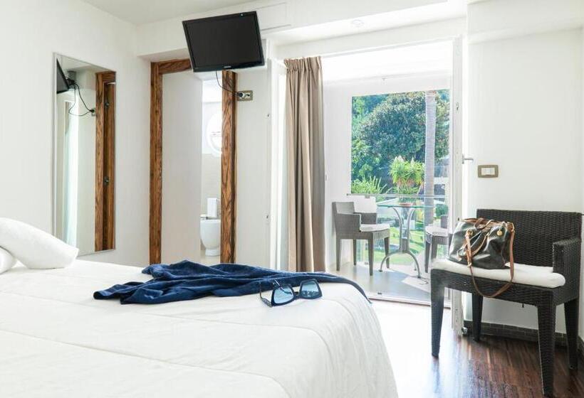 Четырехместный Номер Классик, Marina 10 Design Hotel & Spa