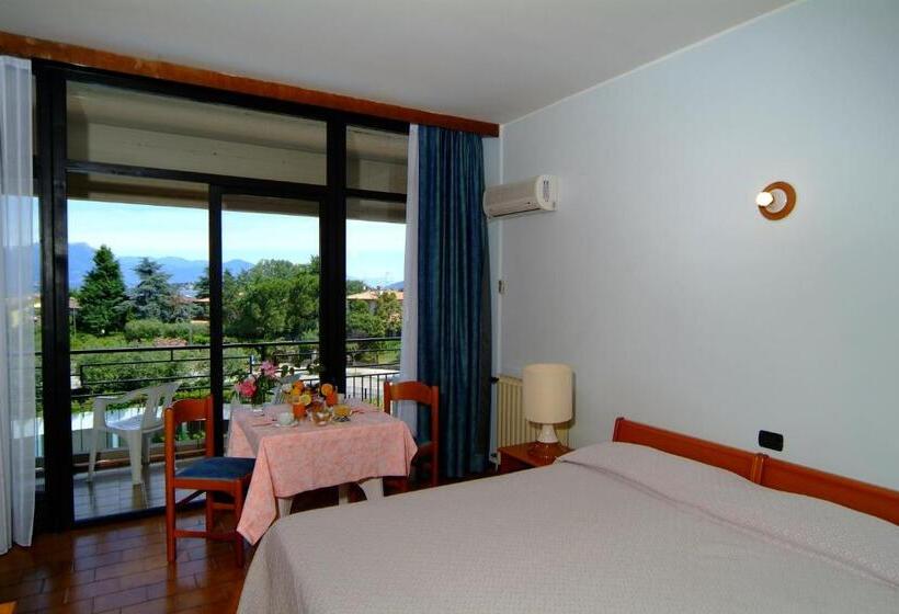 اتاق استاندارد سه نفره, Residence Holiday