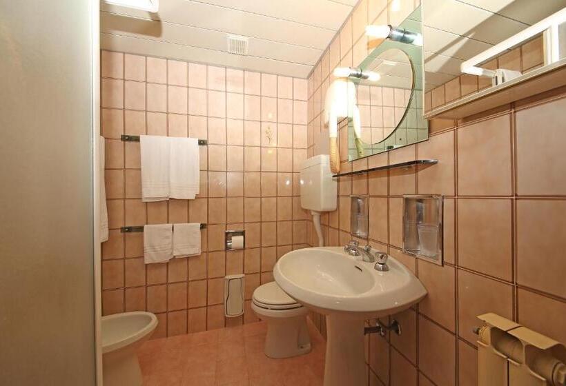 اتاق استاندارد سه نفره, Residence Holiday