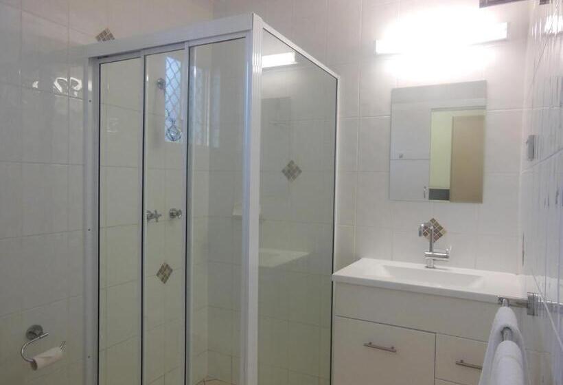 غرفة عائلية, Country Road Motel