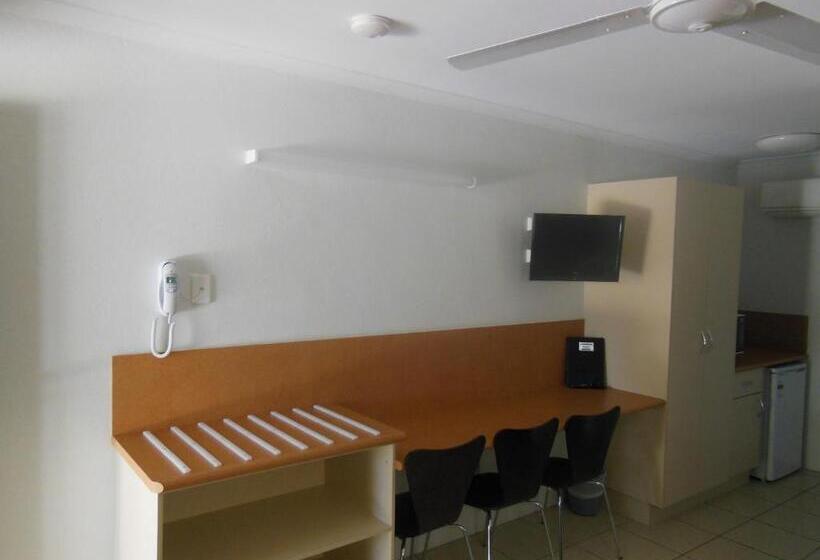 غرفة عائلية, Country Road Motel