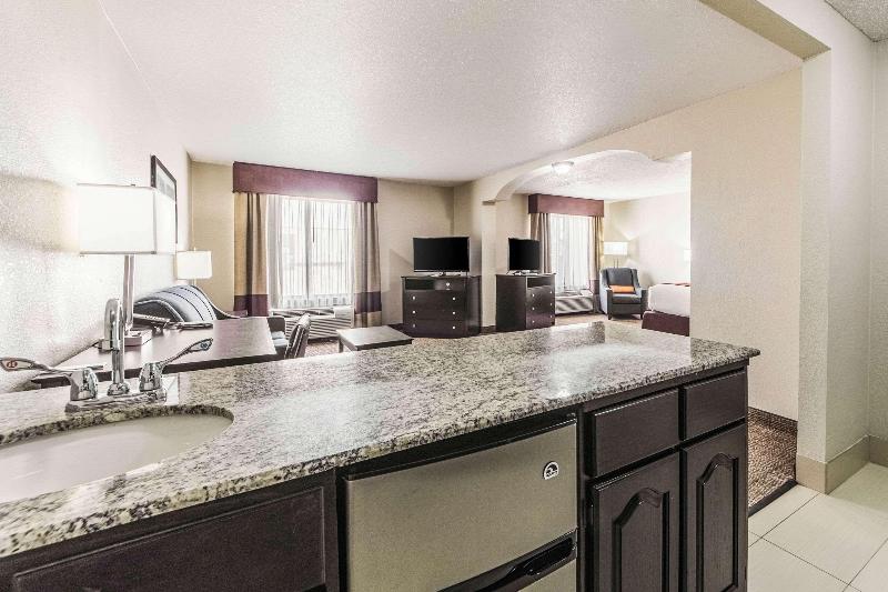 מיטת קינג בסוויטה, Comfort Inn Dallas Park Central