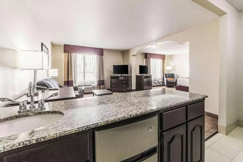 キングサイズベッドのスイートルーム, Comfort Inn Dallas Park Central