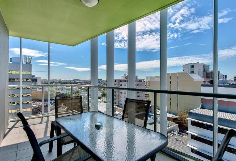 דירת אקזקיוטיב 2 חדרים, Flynn Brisbane