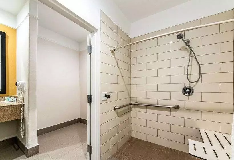 اتاق استاندارد برای معلولان, Quality Inn & Suites Seaworld North