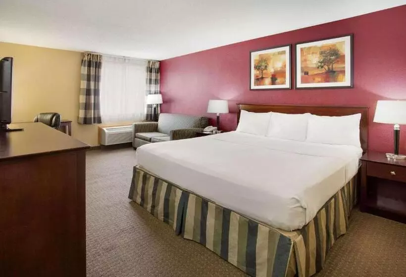 キングサイズベッドのスタンダードルーム, Ramada By Wyndham Bettendorf