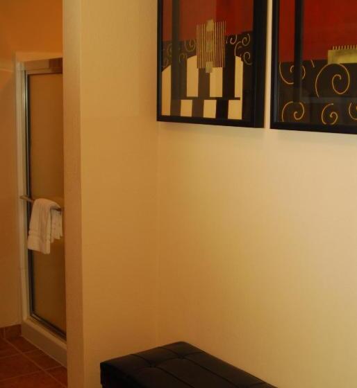 سوئیت اجرایی با تخت کینگ, Ramada By Wyndham Bettendorf