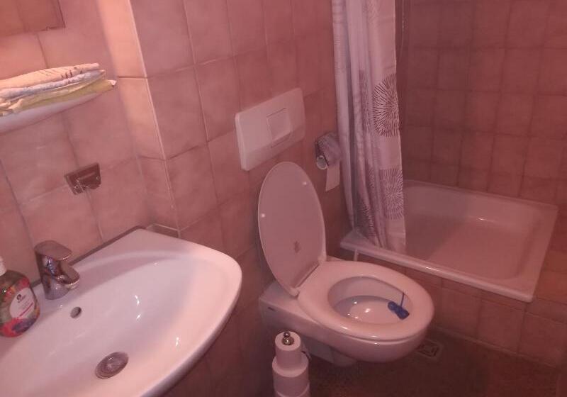 ファミリールーム, Summit Motel