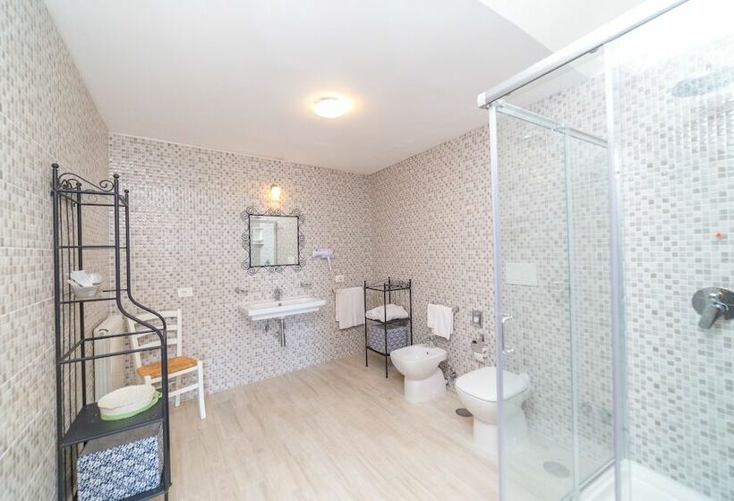 带花园景观的古典房间, Villa Carolina Country House