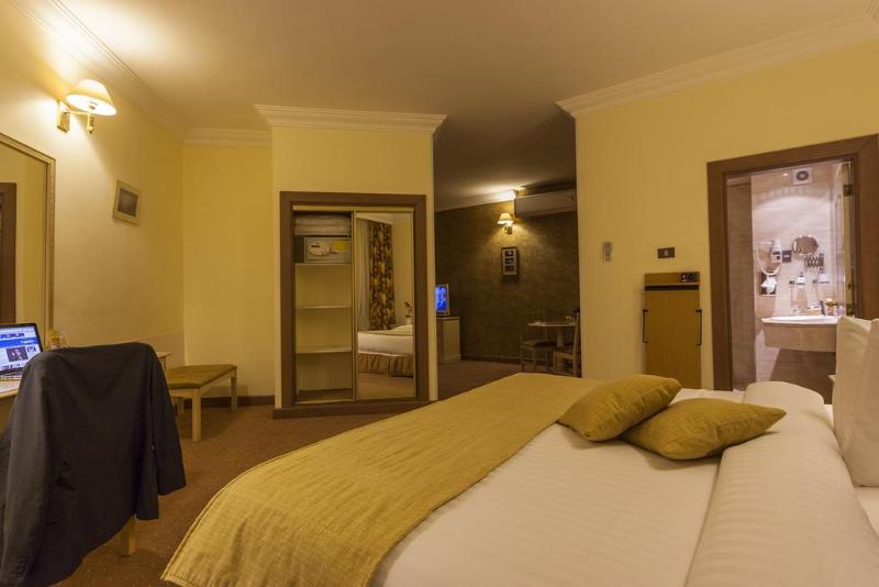 سوییت جونیور, Amman West