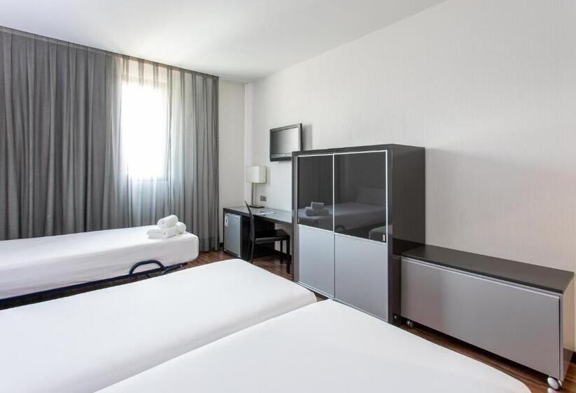 غرفة قياسية ثلاثية, Ciudad De Mostoles