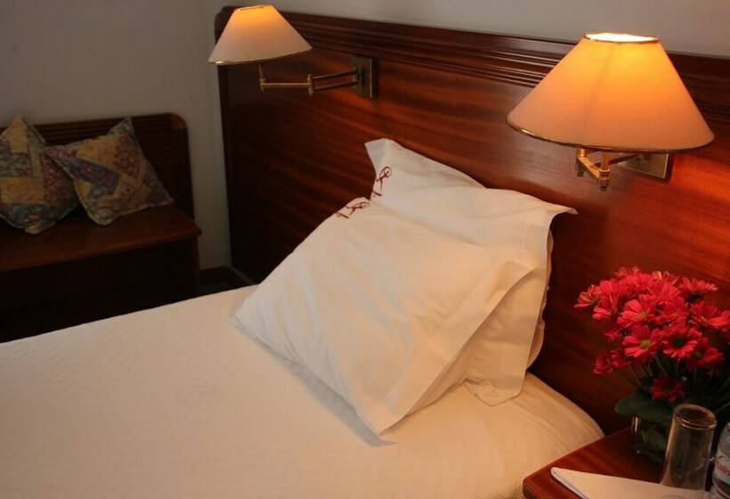 标准单人间, Comendador