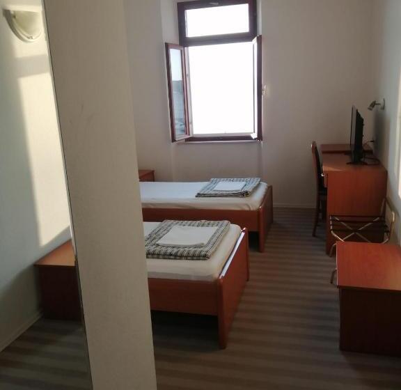 海の見える１ベッドルームアパートメント, Glavović