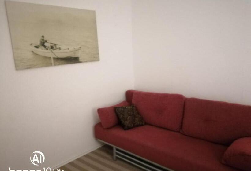 海の見える１ベッドルームアパートメント, Glavović