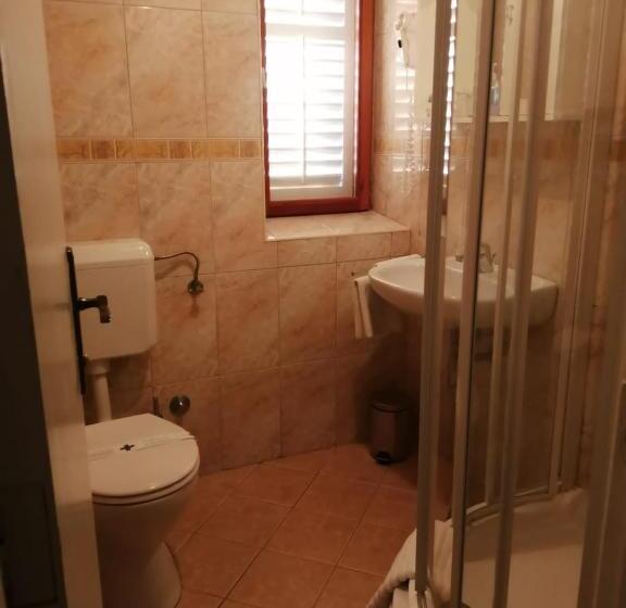 海の見える１ベッドルームアパートメント, Glavović