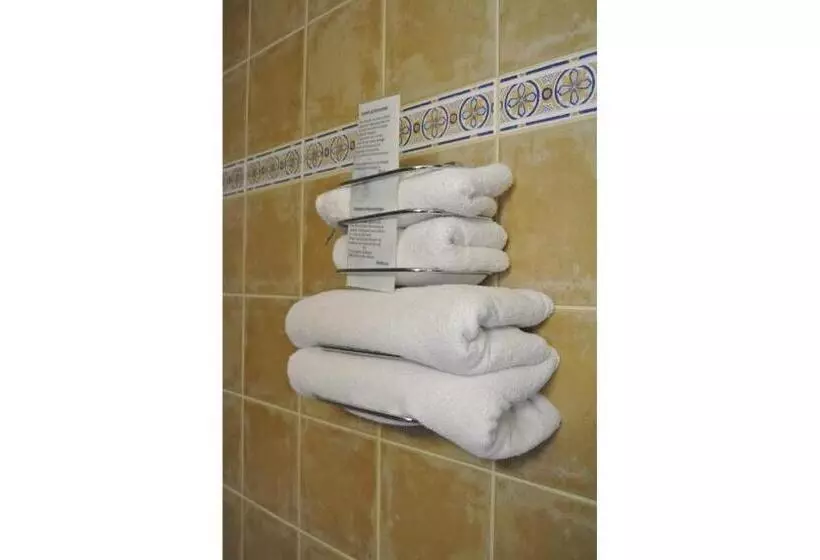 اتاق راحتی سه تخته, Hôtel Bosquet Pau Centre