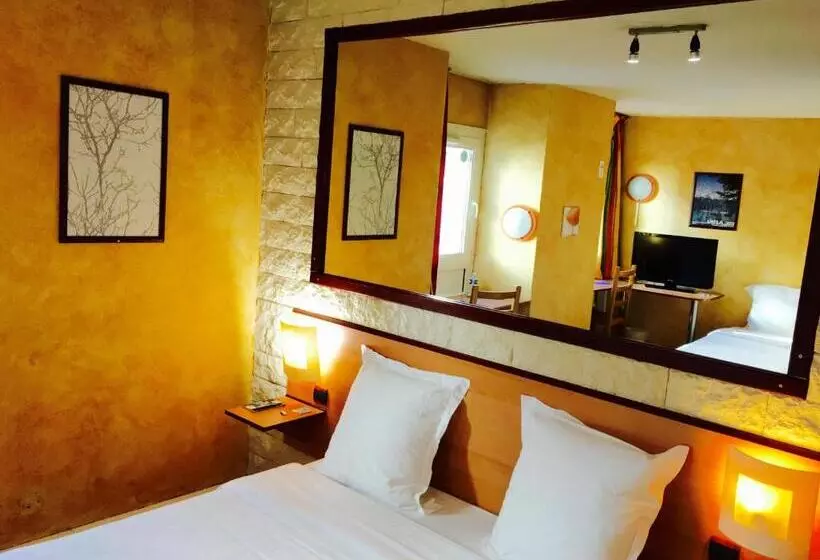 اتاق راحتی سه تخته, Hôtel Bosquet Pau Centre