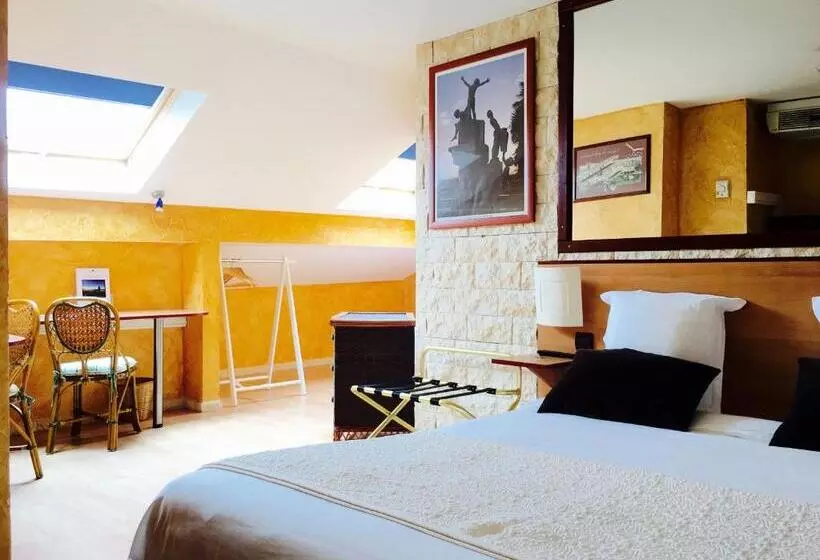 اتاق راحتی سه تخته, Hôtel Bosquet Pau Centre