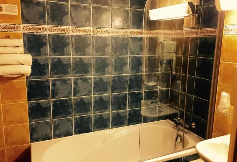 חדר קומפורט לשלושה, Hôtel Bosquet Pau Centre