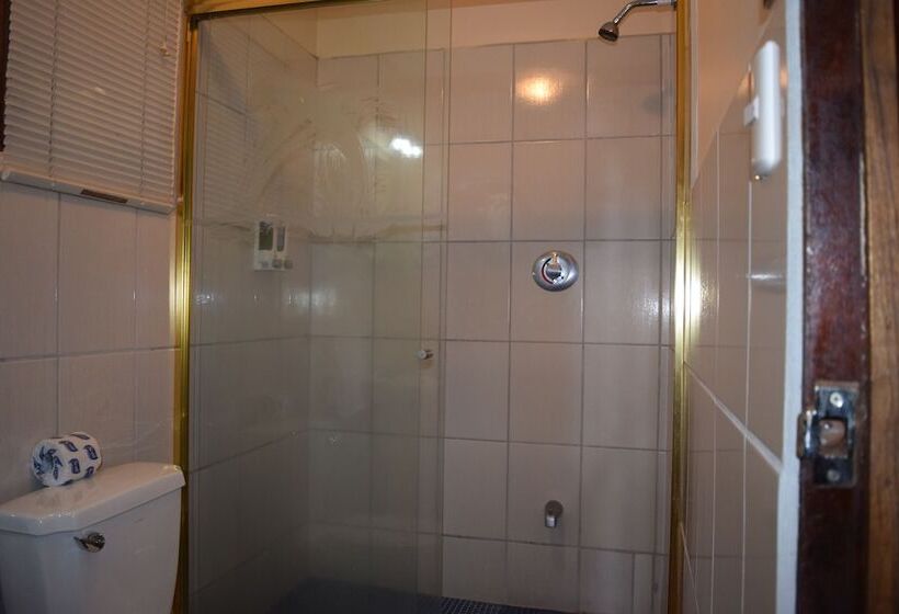 スタンダードバンガロー, Tres Banderas