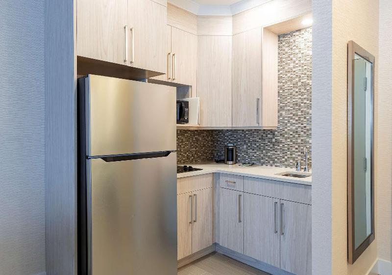 מיטת קינג בסוויטה, Radisson Blu Acqua Hotel & Spa Concon