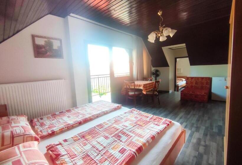 Четырехместный Номер Стандарт с Балконом, Viktória Panzió Zamárdi