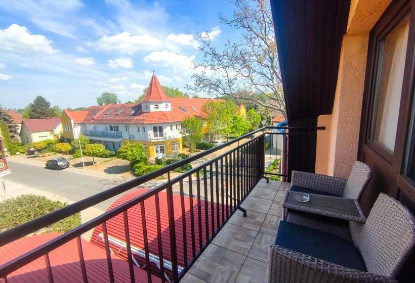 Четырехместный Номер Стандарт с Балконом, Viktória Panzió Zamárdi